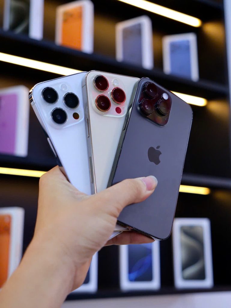 Nhiều máy iPhone 14 Pro Đà Nẵng đủ màu sẵn hàng trưng bày tại cửa hàng Táo 247