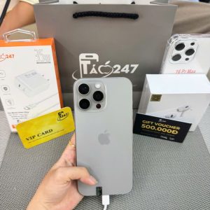 iPhone 16 Pro Max cũ màu Titan Tự Nhiên cầm trên tay kèm hộp và phụ kiện tại cửa hàng Táo 247 Đà Nẵng