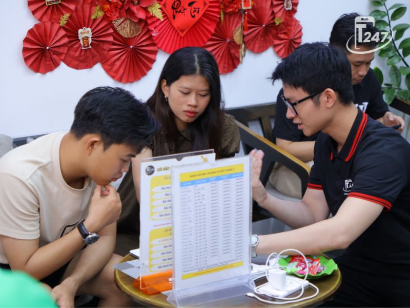 Khách hàng lên đời iPhone tại Táo 247