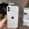 iPhone 11 cũ màu Trắng cầm trên tay kèm hộp và phụ kiện tại cửa hàng Táo 247 Đà Nẵng