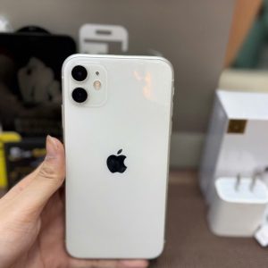 iPhone 11 cũ màu Trắng cầm trên tay kèm hộp và phụ kiện tại cửa hàng Táo 247 Đà Nẵng