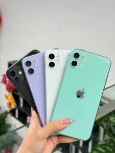 iPhone 11 cũ đủ màu Đen, Tím, Trắng và Xanh cầm trên tay tại cửa hàng Táo 247 Đà Nẵng