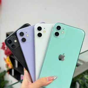 iPhone 11 cũ đủ màu Đen, Tím, Trắng và Xanh cầm trên tay tại cửa hàng Táo 247 Đà Nẵng