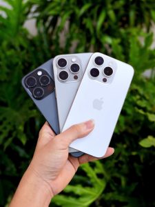 iPhone 15 Pro màu Blue Titanium và White Titanium trên tay tại Táo 247