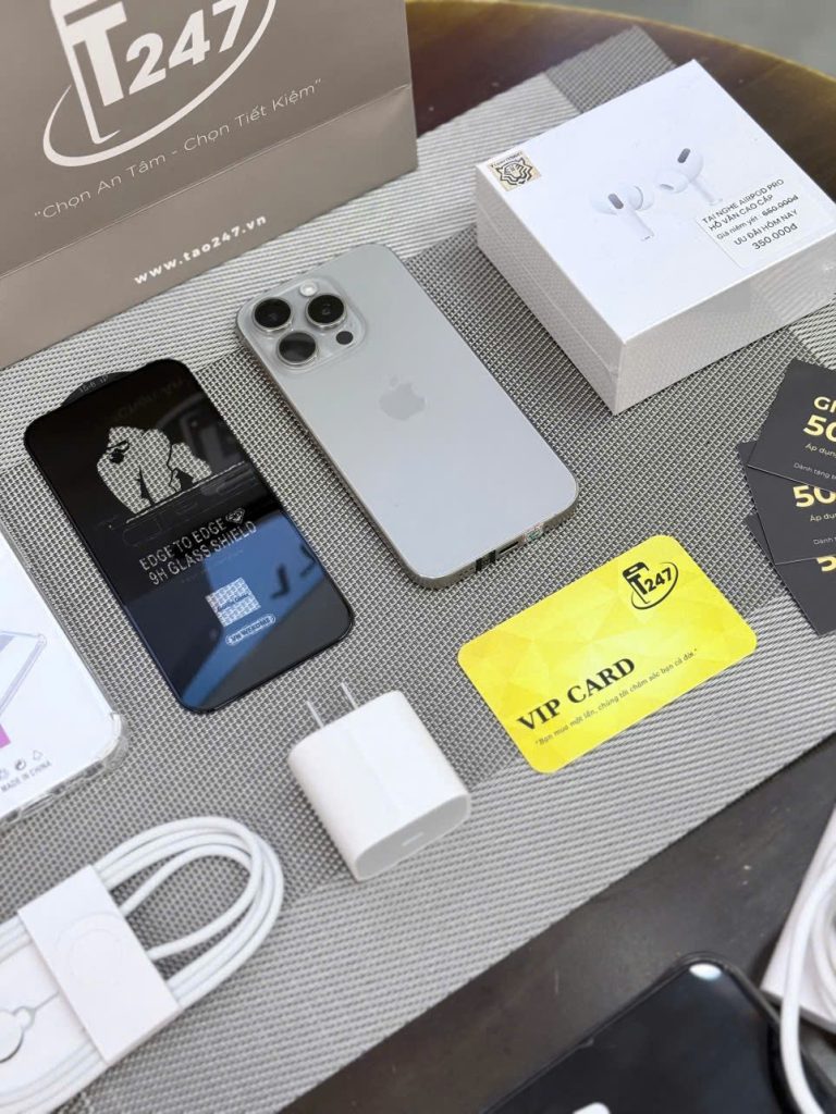 iPhone 15 Pro màu Natural Titanium bên tai nghe không dây và thẻ VIP Táo 247