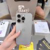 iPhone 15 Pro màu Natural Titanium trên tay trước túi giấy Táo 247