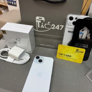 iPhone 15 màu xanh nhạt cùng túi giấy, tai nghe không dây và thẻ VIP Táo 247