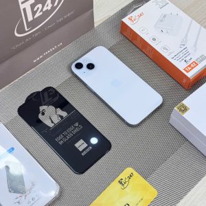 iPhone 15 màu xanh nhạt bên cường lực, hộp tai nghe không dây và thẻ VIP Táo 247