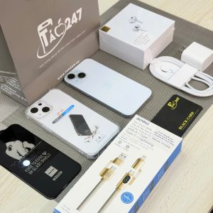 iPhone 15 màu xanh nhạt bên túi giấy, tai nghe không dây và thẻ Black Card Táo 247