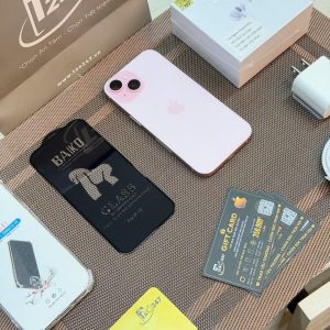 iPhone 15 màu hồng bên tai nghe không dây, cường lực và gift card Táo 247