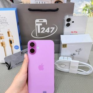 iPhone 16 Plus màu hồng trên tay trước túi giấy Táo 247