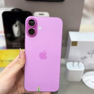 Mặt lưng iPhone 16 Plus màu hồng trên tay tại cửa hàng Táo 247