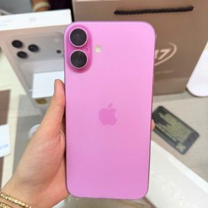 iPhone 16 Plus màu hồng đậm trên tay khách tại Táo 247