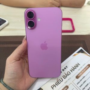 iPhone 16 Plus màu hồng trên tay cạnh phiếu bảo hành Táo 247