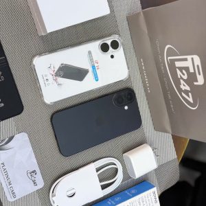 iPhone 16 màu đen bên cường lực và củ sạc trong bộ quà Táo 247