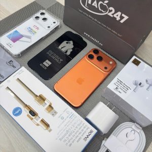 iPhone 17 Pro màu cam và trắng bên bộ phụ kiện tặng kèm của Táo 247