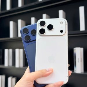 iPhone 17 Pro màu trắng và xanh trên tay bên kệ trưng bày Táo 247