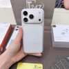 Mặt lưng iPhone 17 Pro màu trắng trên tay cùng thẻ VIP Táo 247
