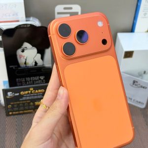 Mặt lưng iPhone 17 Pro màu cam trên tay khách tại Táo 247