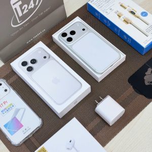 iPhone 17 Pro màu trắng bên hộp máy mở, củ sạc và tai nghe không dây Táo 247