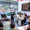 Khách mua iPhone tại Táo 247 Đà Nẵng, nhân viên tư vấn và test máy trực tiếp