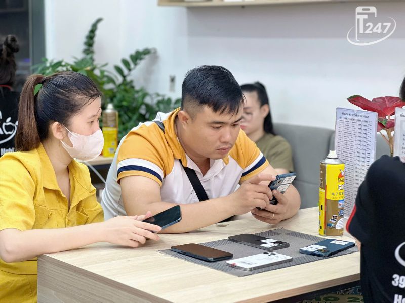 Khách hàng mua iPhone 16 Pro chất lượng, uy tín tại Táo 247