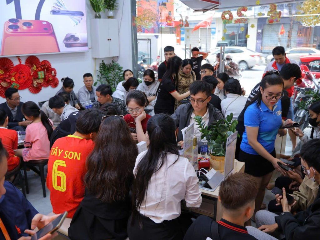 Nhân viên Táo 247 test iPhone 15 bước cho khách tại Đà Nẵng