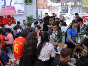 Nhân viên Táo 247 test iPhone 15 bước cho khách tại Đà Nẵng