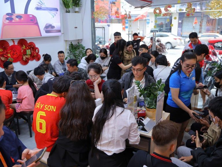 Nhân viên Táo 247 test iPhone 15 bước cho khách tại Đà Nẵng
