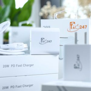 Nhiều hộp bộ sạc nhanh 20W PD của Táo 247 xếp chồng trong kho