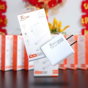 Dãy hộp bộ sạc nhanh 35W Táo 247 trưng bày dịp Tết