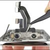 Kỹ thuật viên Táo 247 kiểm tra và sửa chữa cụm camera trước iPhone