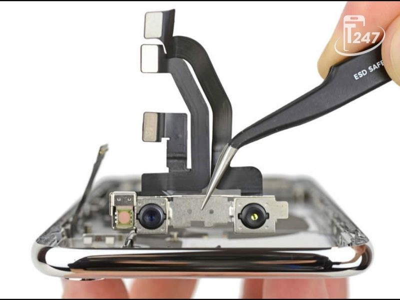 Kỹ thuật viên Táo 247 kiểm tra và sửa chữa cụm camera trước iPhone