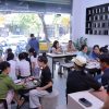 Nhân viên Táo 247 tư vấn mua iPhone trả góp 0đ cho khách tại Đà Nẵng