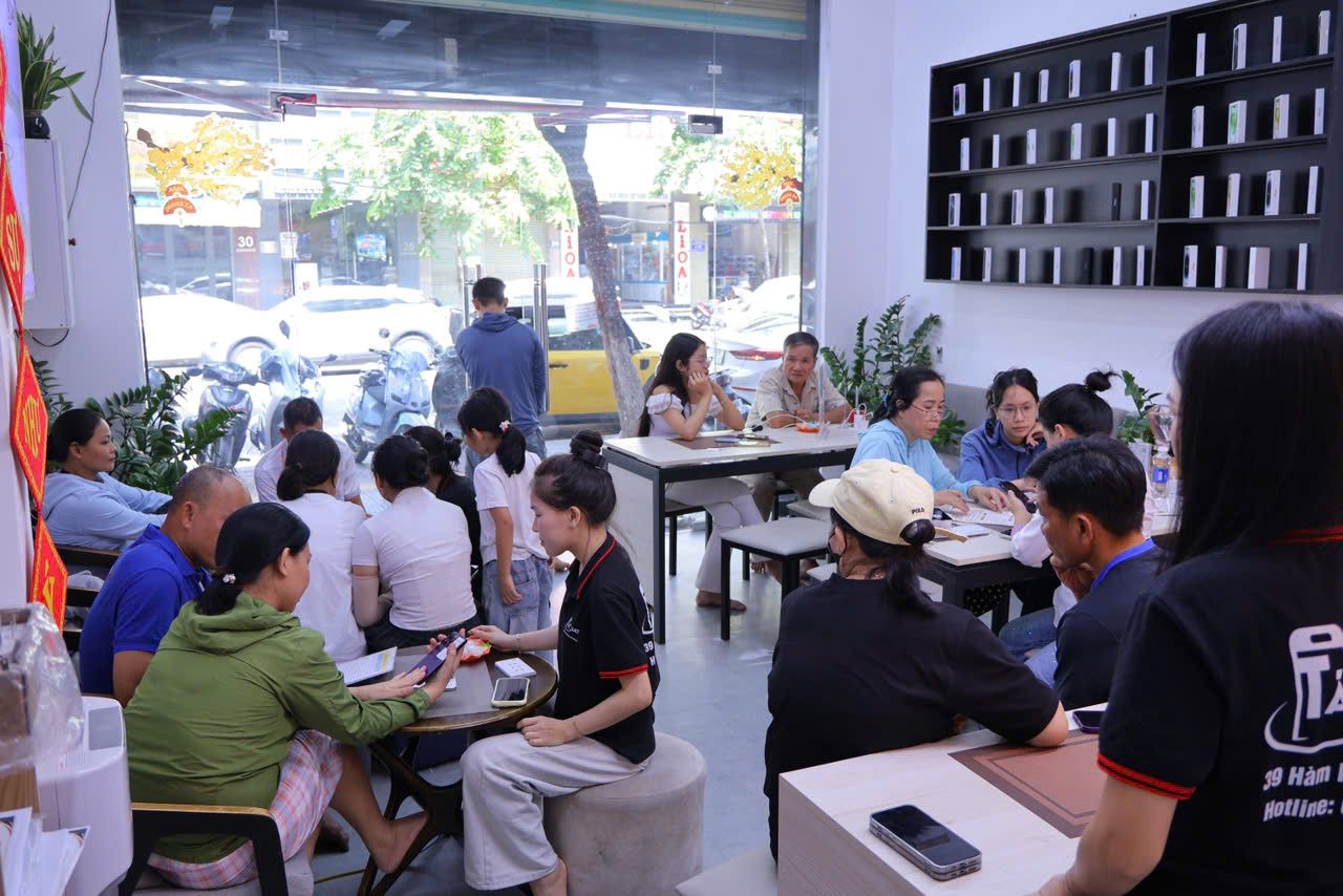 Nhân viên Táo 247 tư vấn mua iPhone trả góp cho khách hàng tại Đà Nẵng