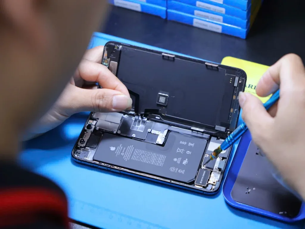 Cận cảnh bên trong iPhone khi kỹ thuật viên Táo 247 mở máy