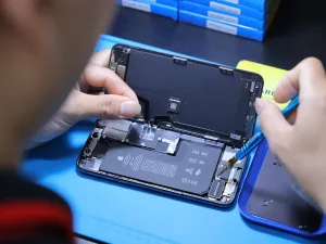 Cận cảnh bên trong iPhone khi kỹ thuật viên Táo 247 mở máy