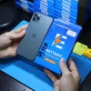 Nhân viên Táo 247 cầm iPhone 11 Pro Max cùng hộp pin thay thế đúng dòng máy