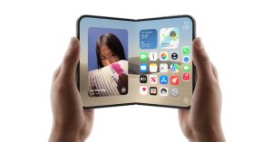 iPhone Duo đang được mở ra cho thấy màn hình gập 7,6 inch