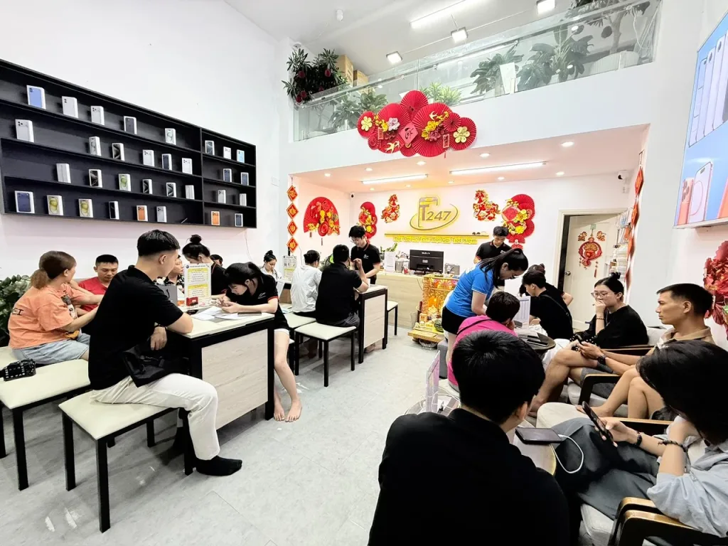 Khách tự test iPhone tại bàn test trong cửa hàng Táo 247