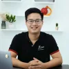 Phan Công Thái, chủ hệ thống Táo 247, mặc áo đồng phục Táo 247 tại cửa hàng