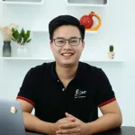 Phan Công Thái, chủ hệ thống Táo 247, mặc áo đồng phục Táo 247 tại cửa hàng