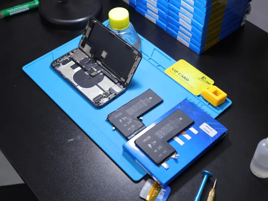 Pin iPhone cũ đặt cạnh pin mới tại Táo 247, minh họa số lần sạc pin iPhone