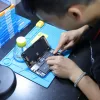 Kỹ thuật viên Táo 247 tháo pin iPhone ngay tại quầy sửa chữa