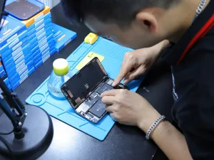 Kỹ thuật viên Táo 247 tháo pin iPhone ngay tại quầy sửa chữa