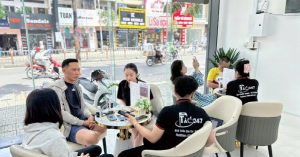 Nhân viên Táo 247 tư vấn trả góp iPhone cho khách ngay tại quầy