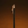 Cạnh iPhone với nút sườn và nút âm lượng dùng để tắt nguồn