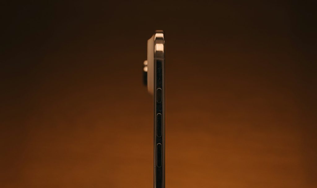 Cách tắt nguồn iPhone: nút sườn và nút âm lượng ở cạnh máy