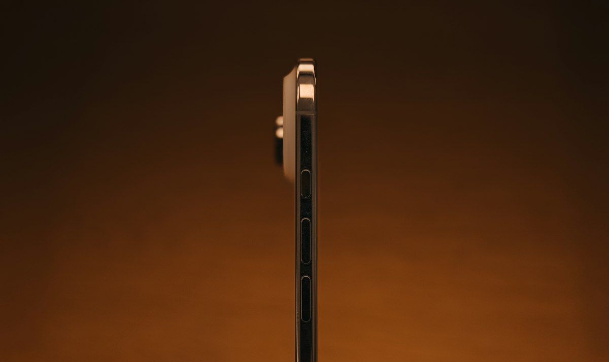 Cạnh iPhone với nút sườn và nút âm lượng dùng để tắt nguồn