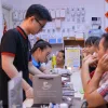 Nhân viên kỹ thuật Táo 247 xử lý máy cho khách tại bàn